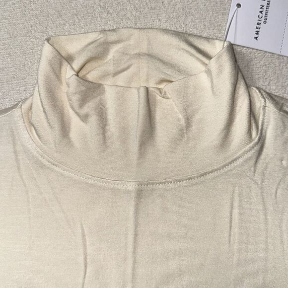 AE M Cream Cropped Soft & Sexy Mock Neck Short Sleeve Jersey T-Shirt - Picture 9 of 13